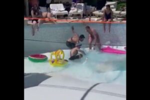 イスラエルで突然、プールの底に穴、人々が吸い込まれ1人が死亡