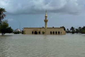 アラブ首長国連邦で季節外れの豪雨、鉄砲水も発生し7人が死亡