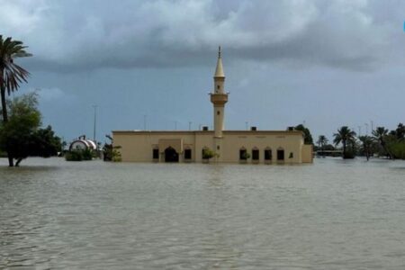 アラブ首長国連邦で季節外れの豪雨、鉄砲水も発生し7人が死亡