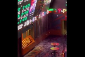 ラスベガスで珍しい雷雨、カジノも雨が滴り、床が水浸しに