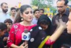 パキスタンの女性レポーター、中継中に少年にビンタをくらわす【動画】