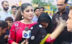 パキスタンの女性レポーター、中継中に少年にビンタをくらわす【動画】
