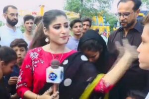 パキスタンの女性レポーター、中継中に少年にビンタをくらわす【動画】