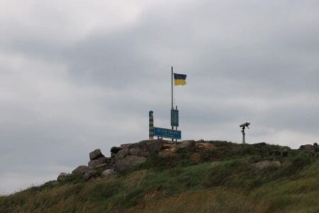 黒海に浮かぶスネーク島に、ウクライナの国旗が掲げられる
