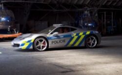 チェコ共和国の警察が、押収したフェラーリをパトカーに改造