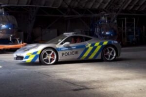 チェコ共和国の警察が、押収したフェラーリをパトカーに改造