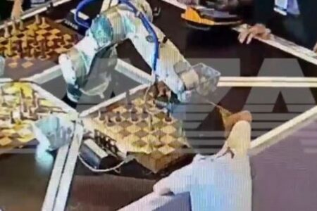 ロシアでチェス・ロボットが暴走？子供の指を押さえ、骨折させてしまう