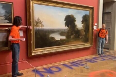 英の美術館で男性らが絵画に接着剤で手をくっつけ、石油採掘に抗議
