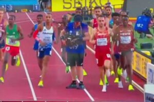 【世界陸上】カメラマンがコースの中で撮影、レース中の選手らも困惑
