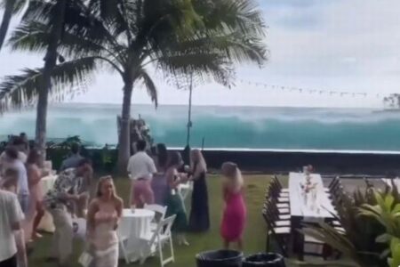 ハワイで結婚パーティーが行われている最中、高波が押し寄せ水浸しに