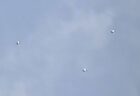 イギリスの上空に、不思議な銀色の球体が出現