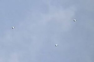 イギリスの上空に、不思議な銀色の球体が出現