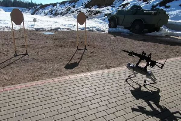 犬型ロボットにライフルを搭載、標的に発砲する動画がSNSに浮上