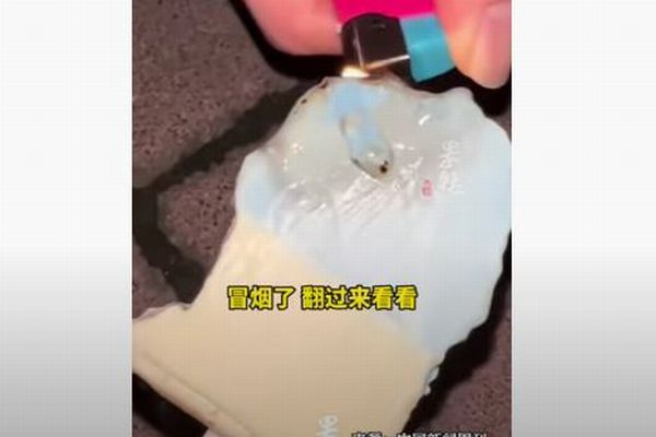 ライターを当てても溶けない中国のアイス、動画が拡散し懸念を呼び起こす
