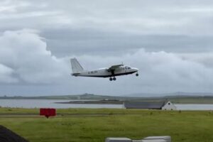 飛行時間はわずか1分14秒、男性が世界一短いフライトを体験【動画】