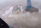 香港沖で台風3号により作業船が沈没、多くの乗組員の生存が絶望的