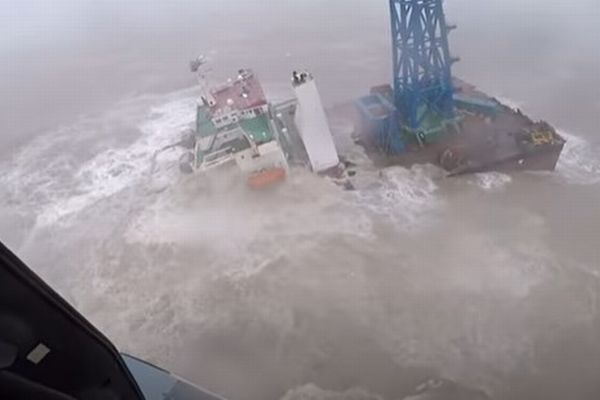 香港沖で台風3号により作業船が沈没、多くの乗組員の生存が絶望的