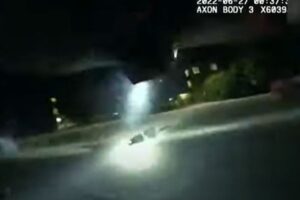 米警官らが逃げる黒人男性に向けて60発も発砲、凄惨な動画が公開される