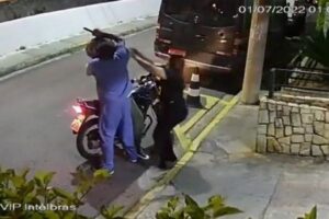 ブラジルで偽の拳銃を持った強盗を、カップルが撃退【動画】