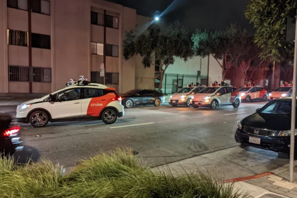 サンフランシスコで自動運転タクシーが故障、複数台が集まり道路をブロック