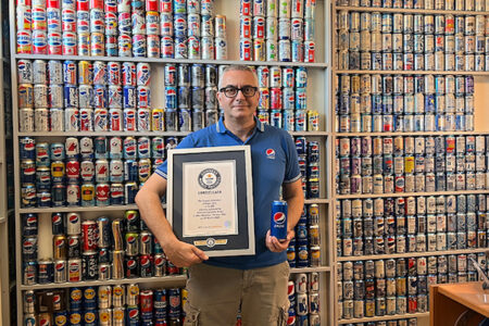 ペプシ缶1万2402種を集めたイタリア人コレクター、ギネス世界記録に