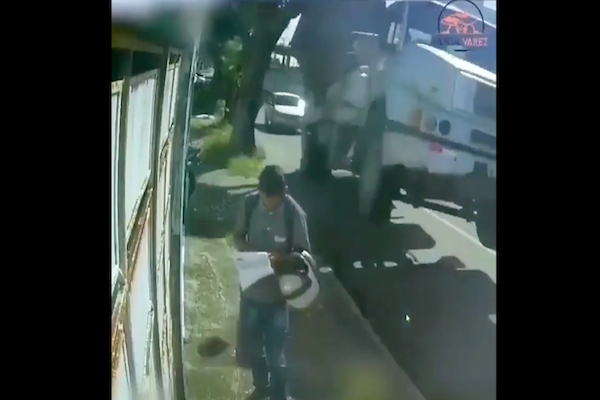 道端でトラックに突っ込まれた男性、ぶつかるも無傷の幸運【動画】