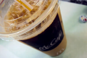 ストローから出て来た粘液で、マックの従業員が逮捕される【アメリカ】