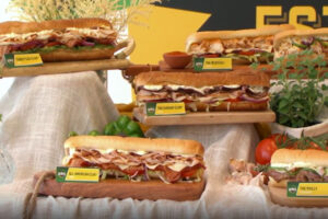 サブウェイが、長さ30cmのロゴを入れ墨した人に、一生分のサンドイッチを無料