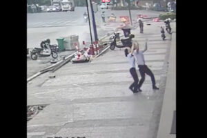 ビルから落ちた幼児を路上でキャッチした通行人に賞賛の声【動画】