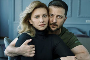 ゼレンスキー夫妻がファッション誌のグラビア撮影、ネットで賛否