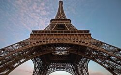 パリのエッフェル塔に錆が発生、緊急に修繕が必要