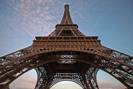 パリのエッフェル塔に錆が発生、緊急に修繕が必要