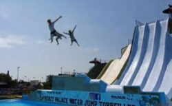 フランスにあるウォータースライダー、人々が豪快なジャンプを披露