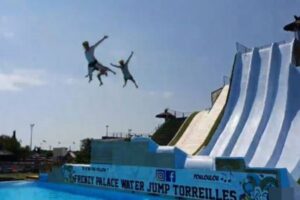 フランスにあるウォータースライダー、人々が豪快なジャンプを披露