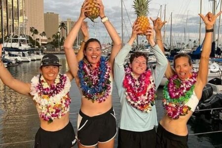 カリフォルニアからハワイまで、4人の女性が船を漕いで横断、世界記録を更新