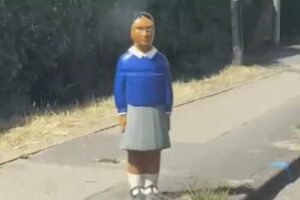 イギリスにある車両侵入防止のポール、子供の姿をしていて少し不気味