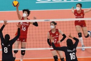 中国女子バレーチームがマスクを着用し試合に臨む、ネットで批判の声