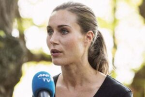 フィンランドの公邸で撮影されたトップレスの女性の写真が浮上、マリン首相が謝罪