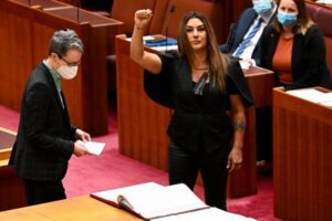 豪の議会で宣誓式、先住民の上院議員が英女王を「植民地にした者」と呼ぶ