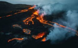 アイスランドの首都の近くで溶岩が噴出、航空業界は厳戒態勢
