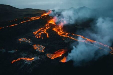 アイスランドの首都の近くで溶岩が噴出、航空業界は厳戒態勢