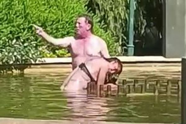 スペインで男が噴水に入り女性に乱暴、男性らが間に入り保護