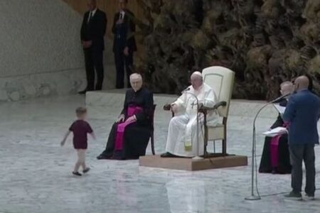 ローマ教皇の一般謁見でハプニング、少年が壇上に上がってしまう