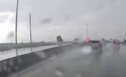 アメリカで陸橋からトラックが落下、奇跡的に運転手は脱出【動画】