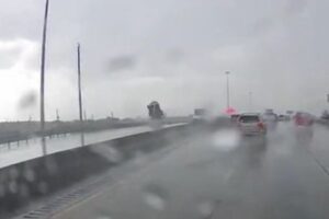 アメリカで陸橋からトラックが落下、奇跡的に運転手は脱出【動画】