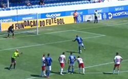 蹴る態勢のまま数秒間静止…ポルトガルのサッカーで選手が珍しいPKを披露