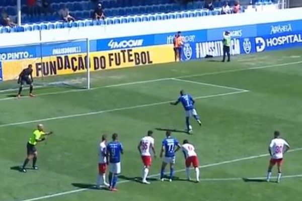 蹴る態勢のまま数秒間静止…ポルトガルのサッカーで選手が珍しいPKを披露