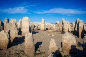 スペインの「ストーン・ヘンジ」、水位の低下した貯水池の底に出現