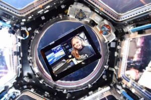 8歳の少女が父親の無線機で、ISSにいる宇宙飛行士と会話を交わす