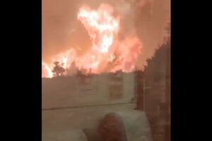 スペインの山火事で列車に炎が迫る、逃げようとした乗客13人が負傷